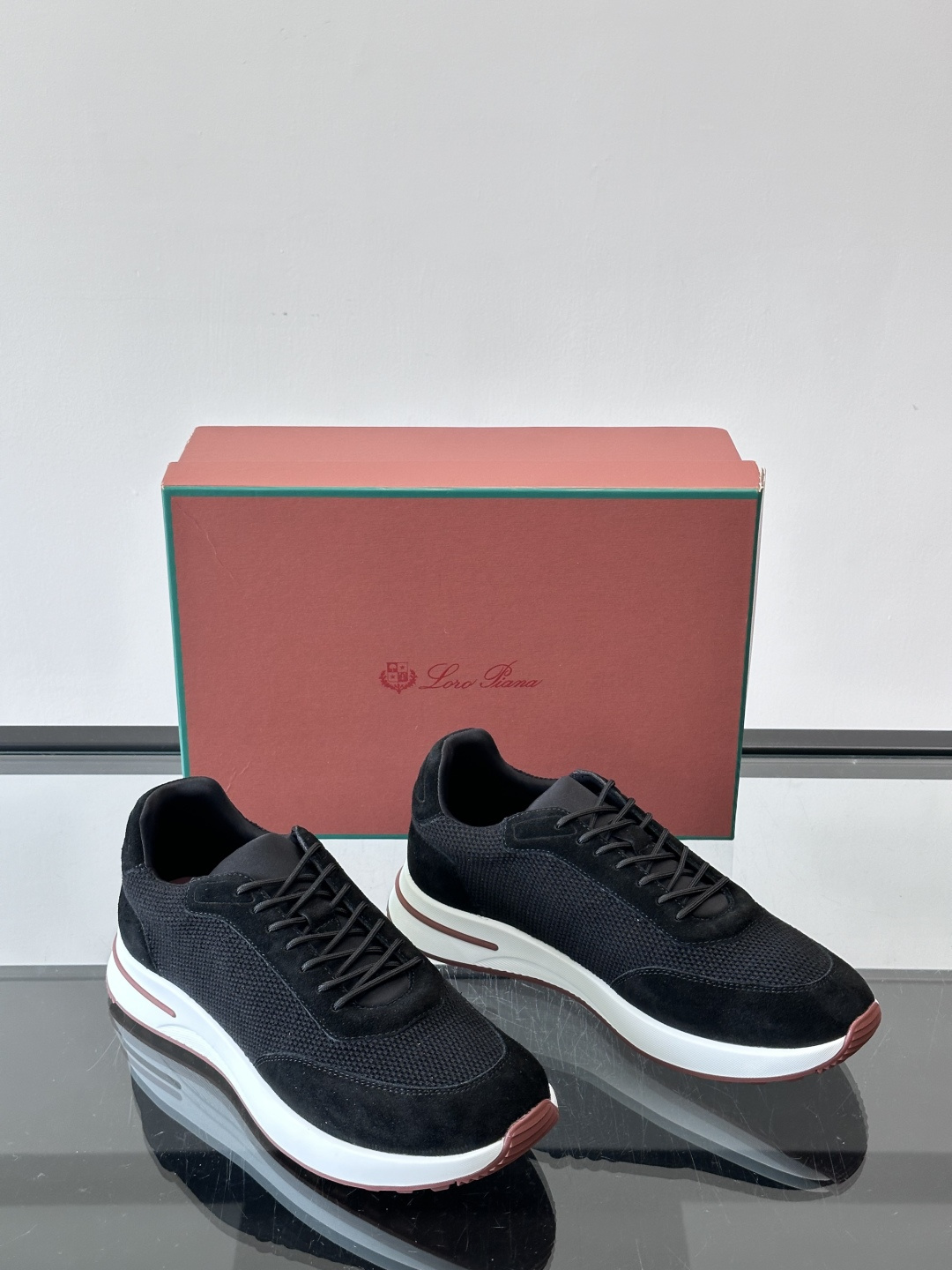 Loro Piana Week End Walk系列运动鞋，采用独家Pecora Nera®黑羊毛，原料