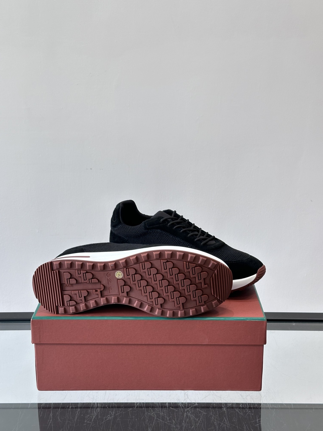 Loro Piana Week End Walk系列运动鞋，采用独家Pecora Nera®黑羊毛，原料