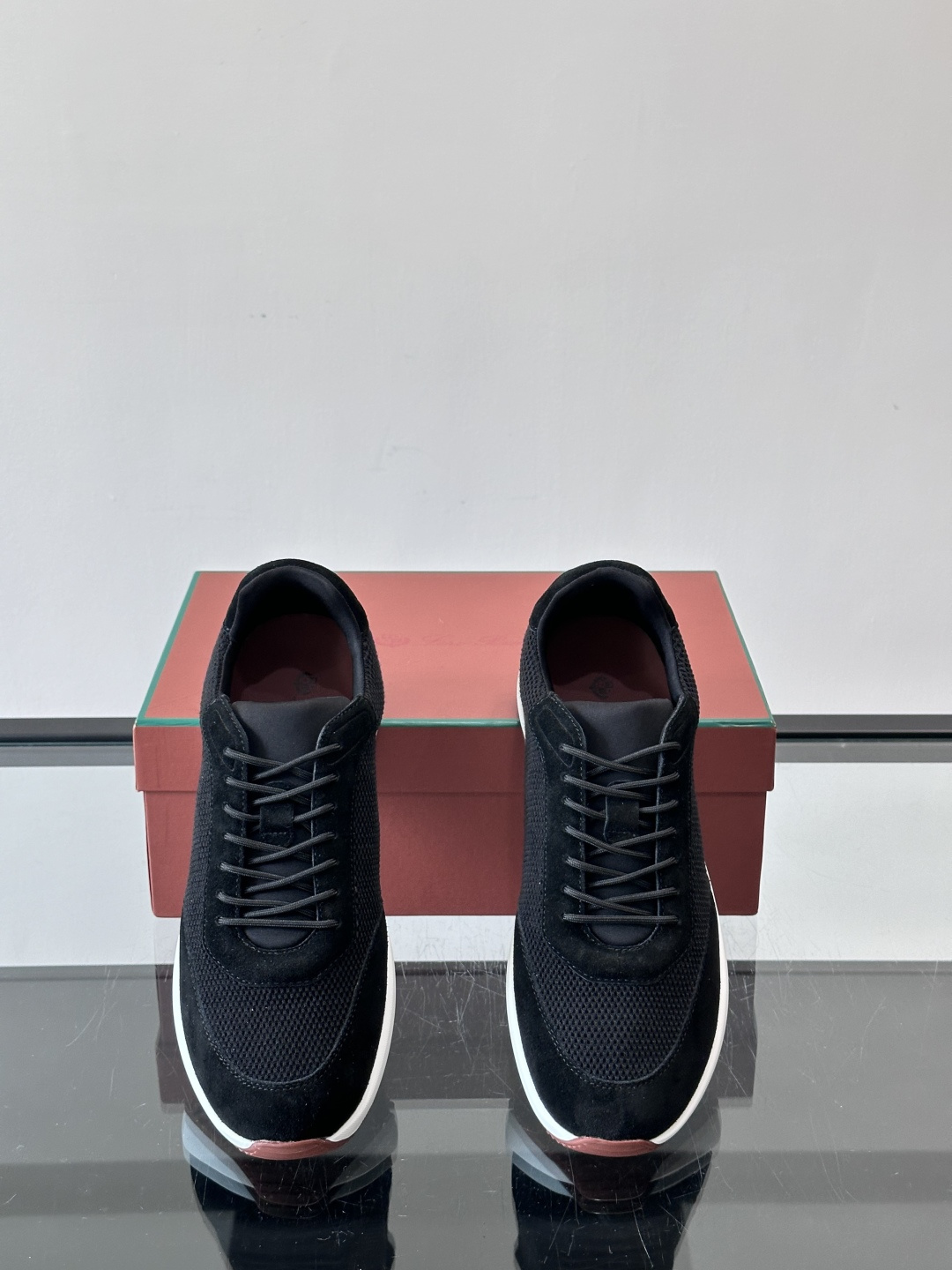 Loro Piana Week End Walk系列运动鞋，采用独家Pecora Nera®黑羊毛，原料