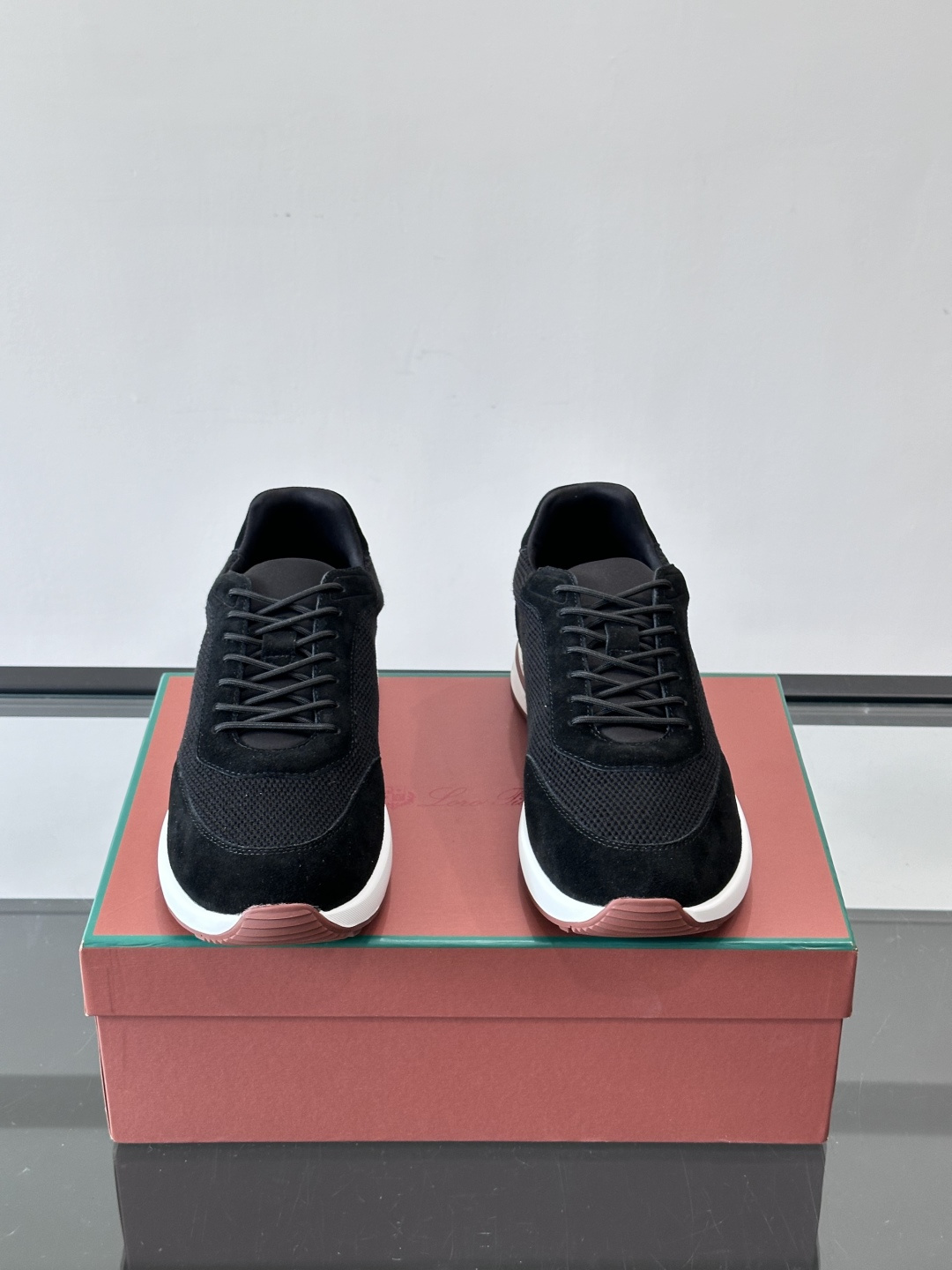 Loro Piana Week End Walk系列运动鞋，采用独家Pecora Nera®黑羊毛，原料