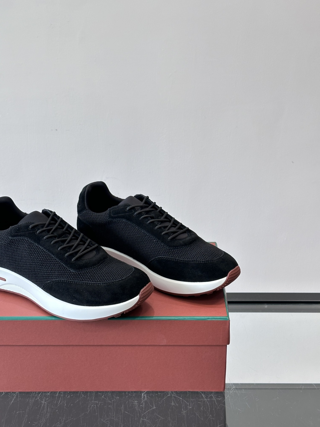 Loro Piana Week End Walk系列运动鞋，采用独家Pecora Nera®黑羊毛，原料