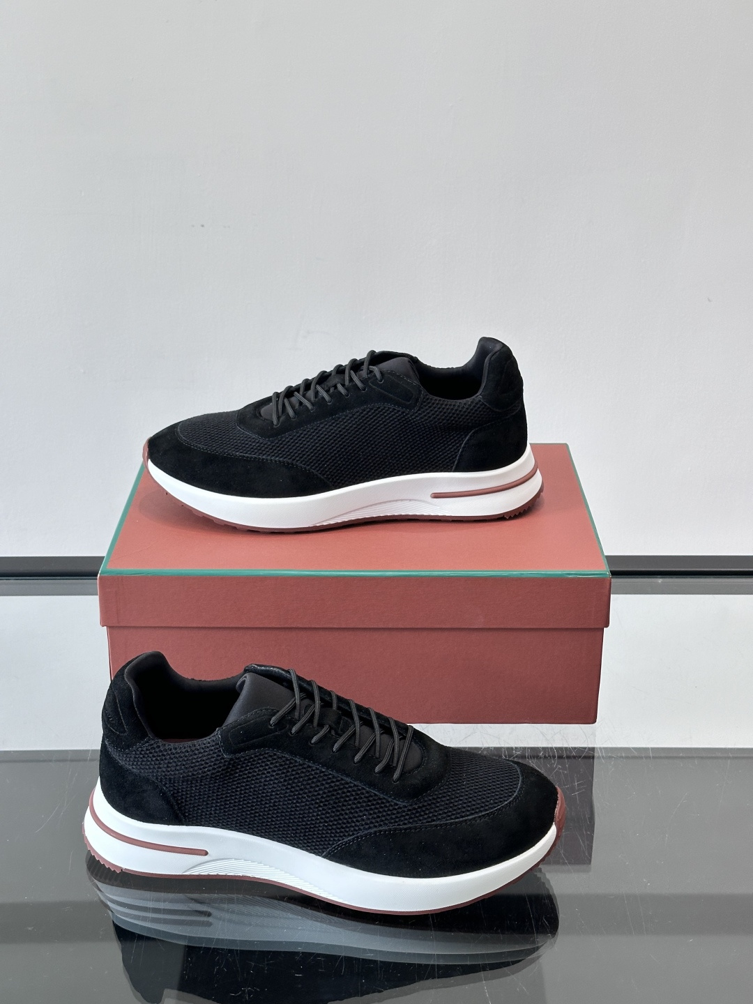 Loro Piana Week End Walk系列运动鞋，采用独家Pecora Nera®黑羊毛，原料