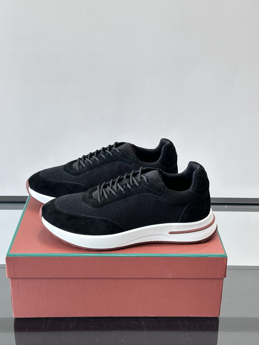 Loro Piana Week End Walk系列运动鞋，采用独家Pecora Nera®黑羊毛，原料