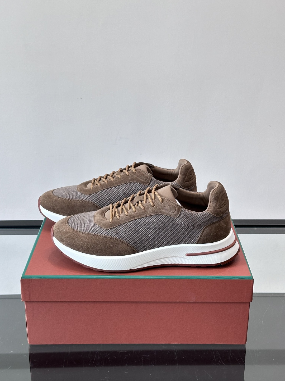 Loro Piana Week End Walk系列运动鞋，采用独家Pecora Nera®黑羊毛，原料