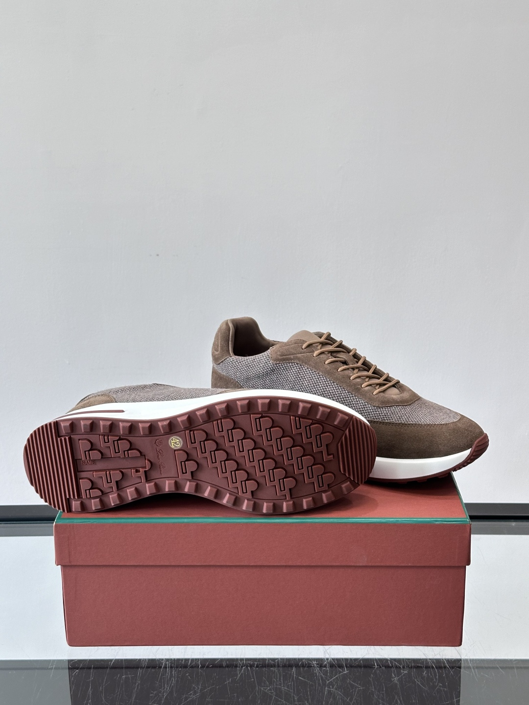 Loro Piana Week End Walk系列运动鞋，采用独家Pecora Nera®黑羊毛，原料