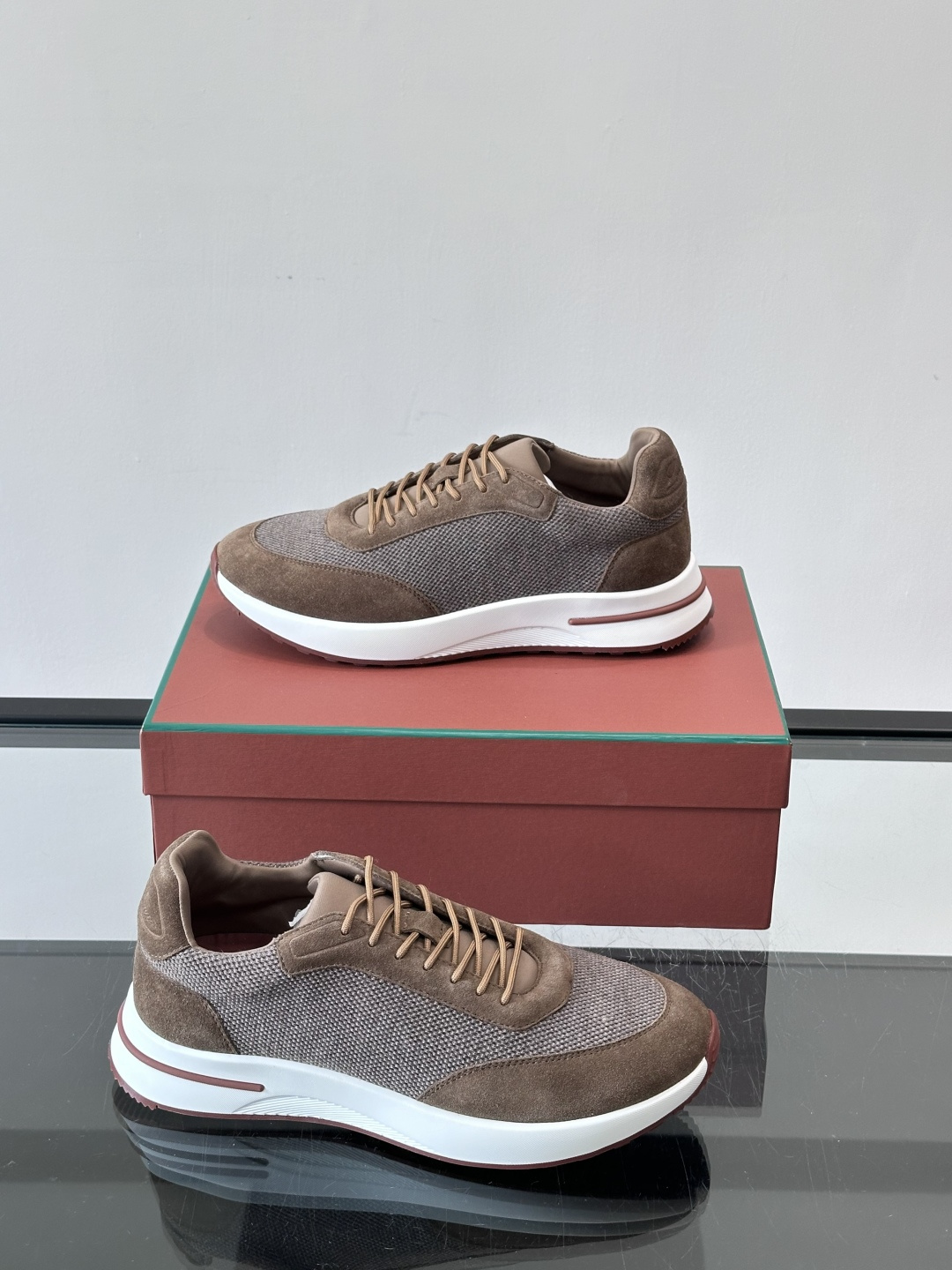 Loro Piana Week End Walk系列运动鞋，采用独家Pecora Nera®黑羊毛，原料