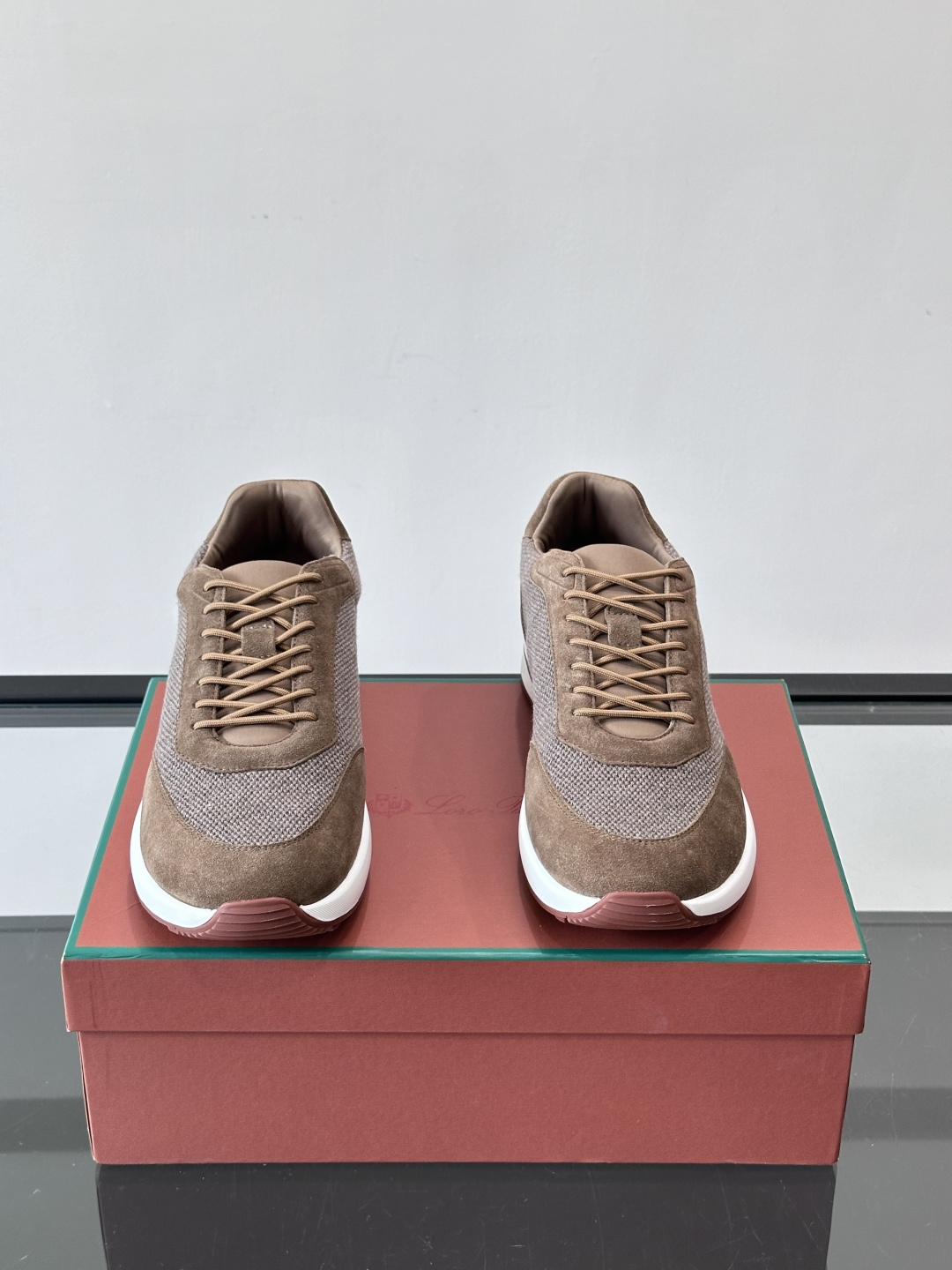 Loro Piana Week End Walk系列运动鞋，采用独家Pecora Nera®黑羊毛，原料