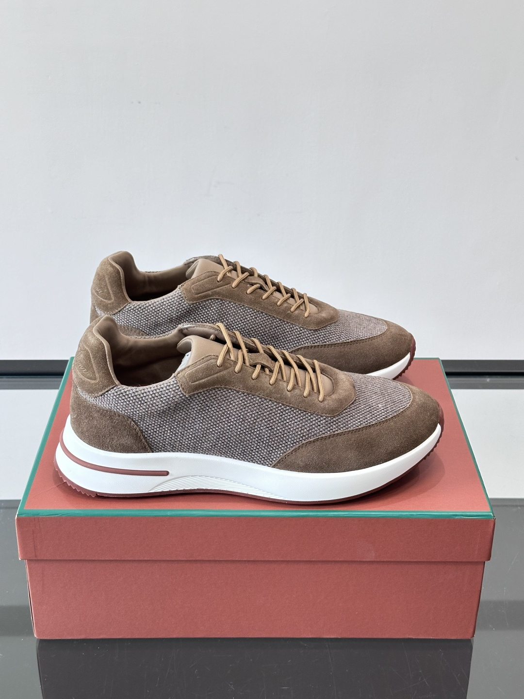 Loro Piana Week End Walk系列运动鞋，采用独家Pecora Nera®黑羊毛，原料