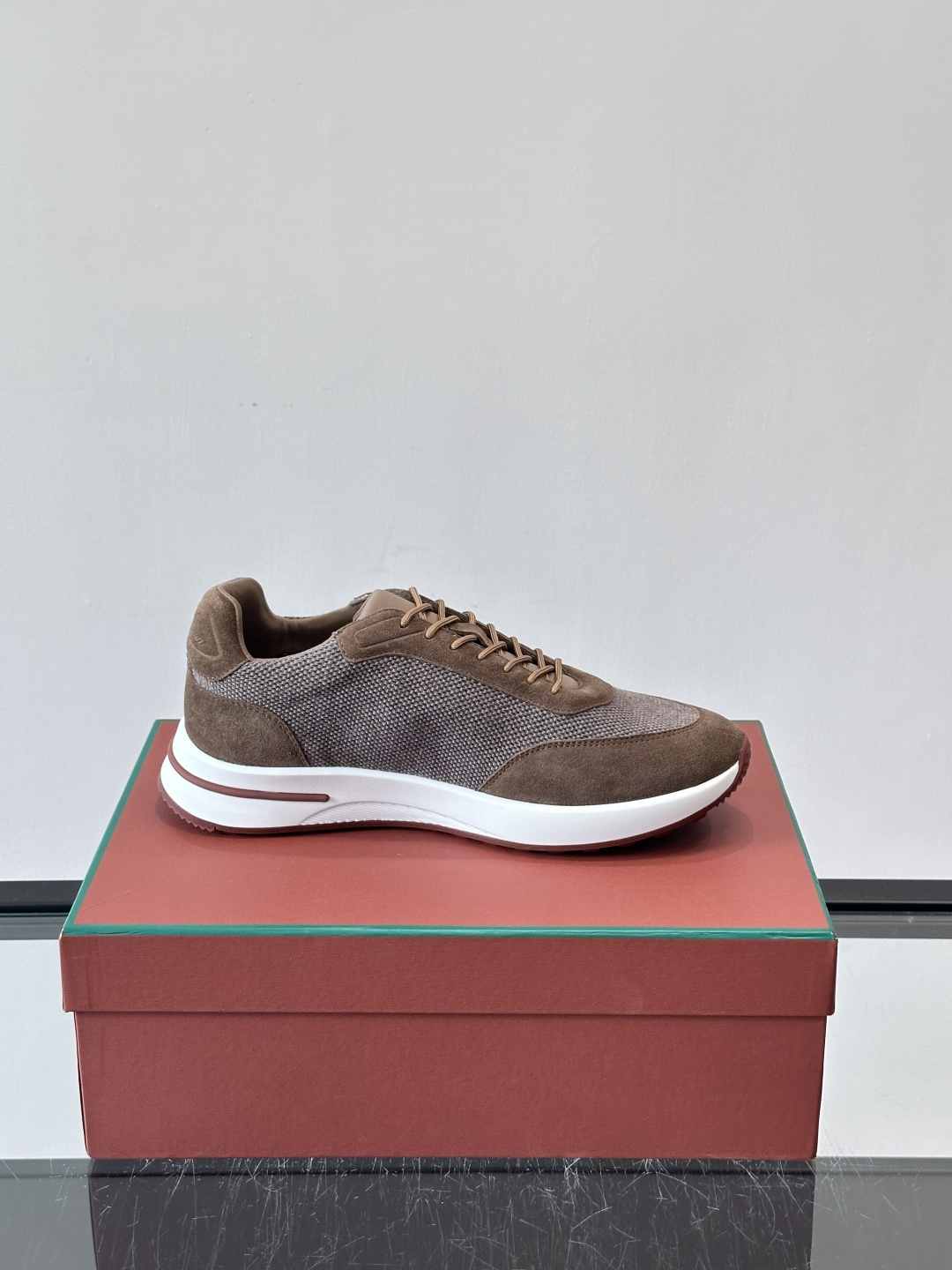 Loro Piana Week End Walk系列运动鞋，采用独家Pecora Nera®黑羊毛，原料