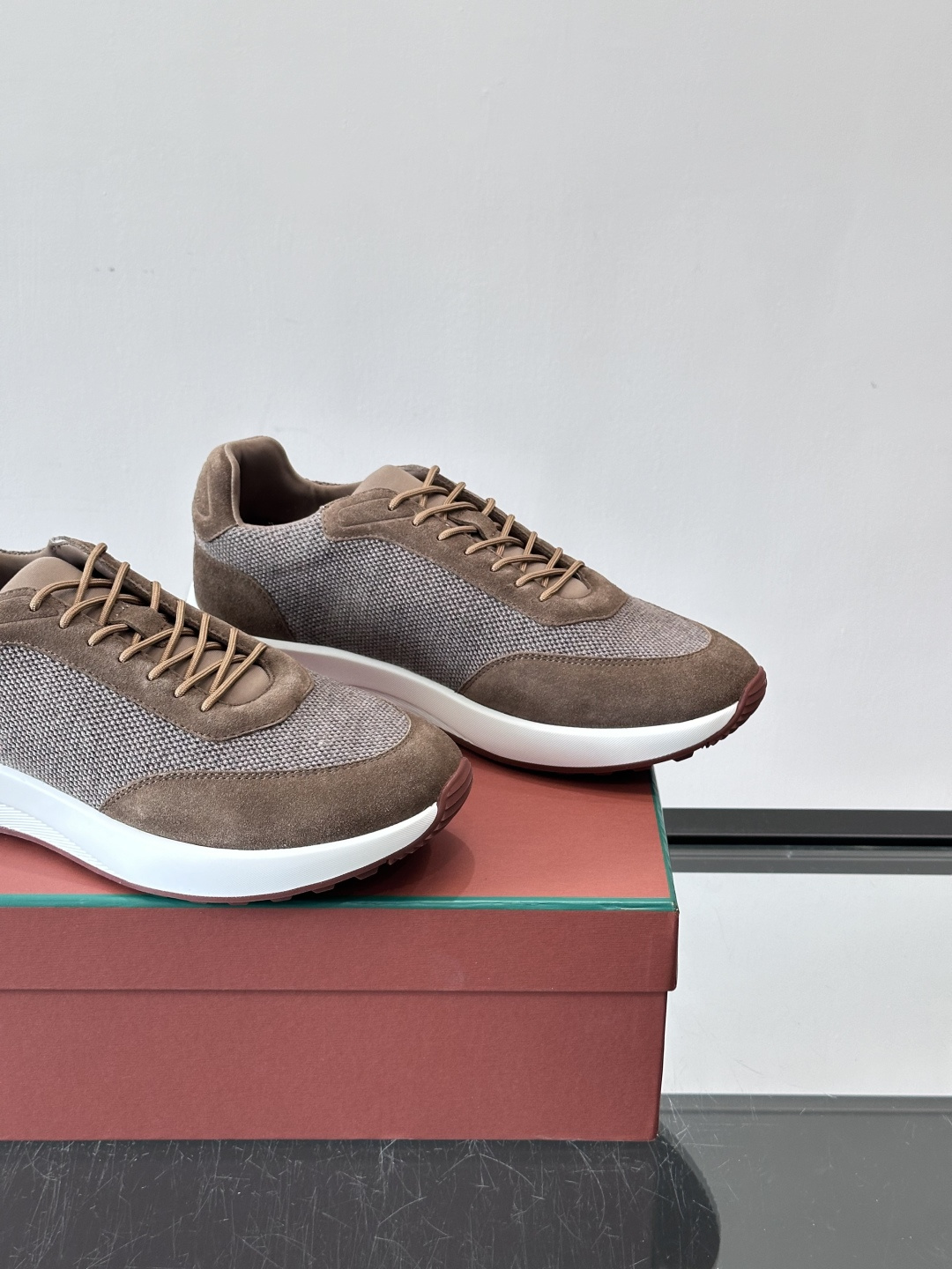 Loro Piana Week End Walk系列运动鞋，采用独家Pecora Nera®黑羊毛，原料