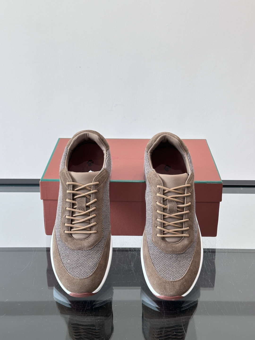 Loro Piana Week End Walk系列运动鞋，采用独家Pecora Nera®黑羊毛，原料