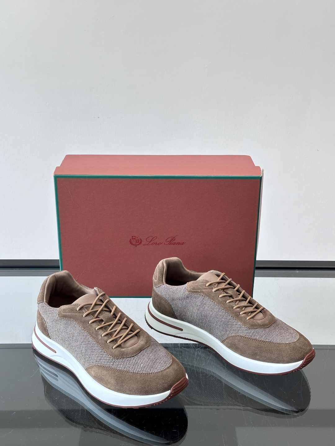 Loro Piana Week End Walk系列运动鞋，采用独家Pecora Nera®黑羊毛，原料