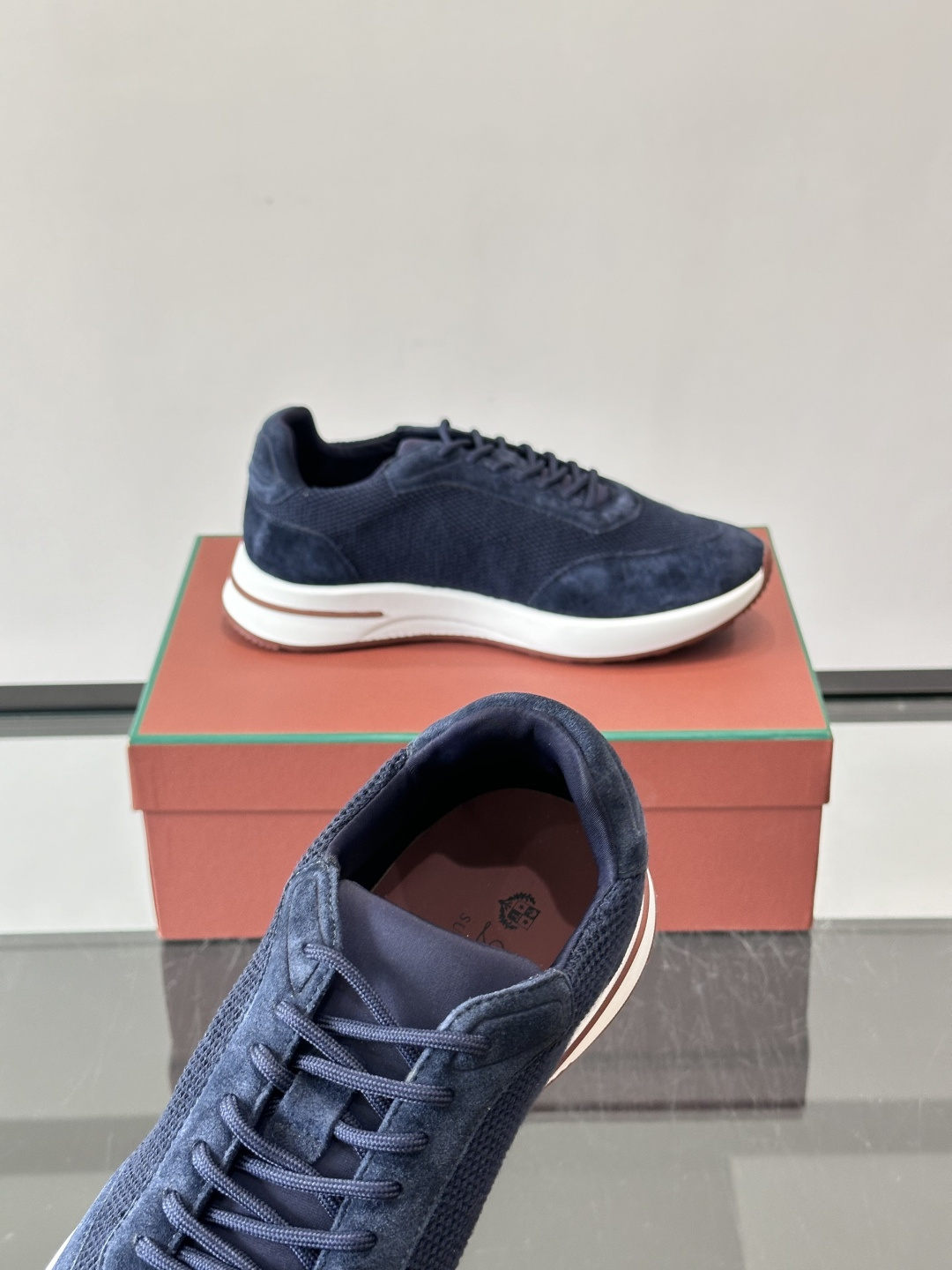 Loro Piana Week End Walk系列运动鞋，采用独家Pecora Nera®黑羊毛，原料