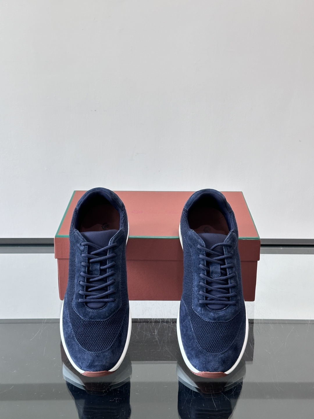 Loro Piana Week End Walk系列运动鞋，采用独家Pecora Nera®黑羊毛，原料