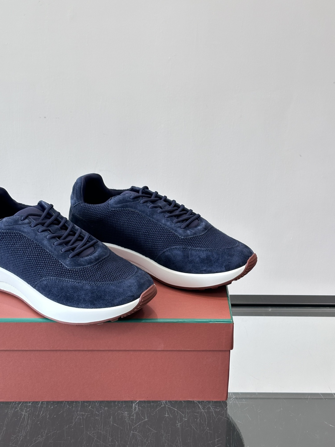 Loro Piana Week End Walk系列运动鞋，采用独家Pecora Nera®黑羊毛，原料