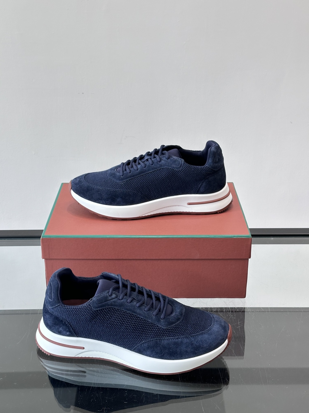 Loro Piana Week End Walk系列运动鞋，采用独家Pecora Nera®黑羊毛，原料