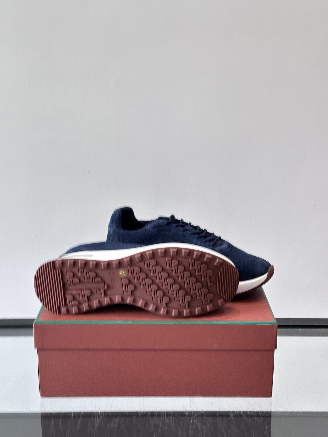 Loro Piana Week End Walk系列运动鞋，采用独家Pecora Nera®黑羊毛，原料