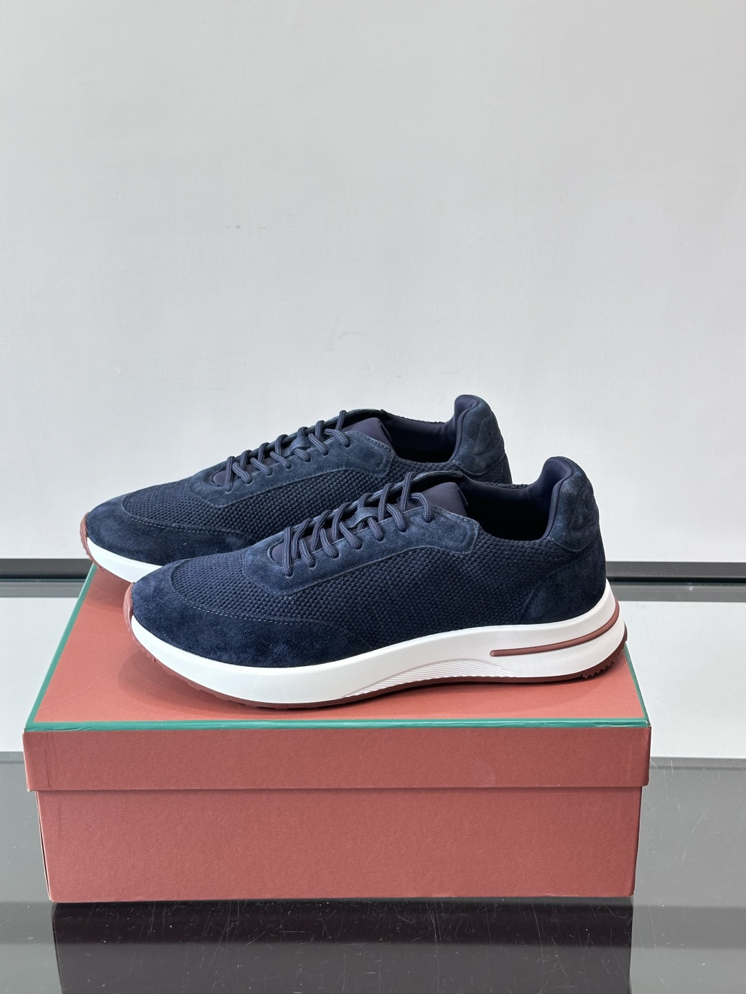 Loro Piana Week End Walk系列运动鞋，采用独家Pecora Nera®黑羊毛，原料