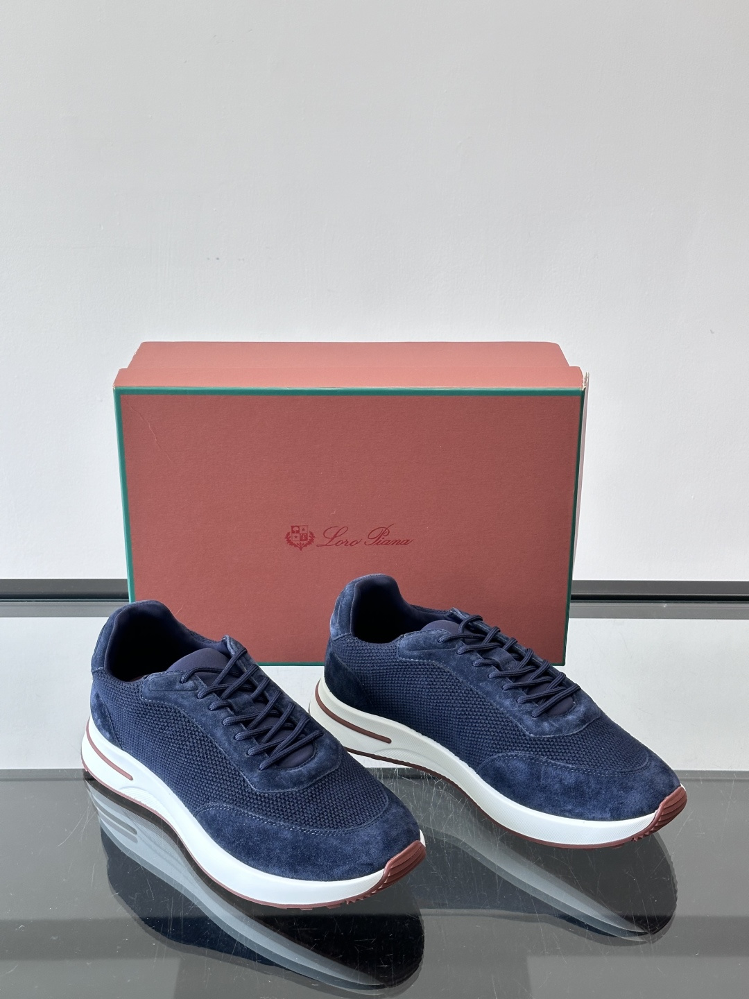 Loro Piana Week End Walk系列运动鞋，采用独家Pecora Nera®黑羊毛，原料