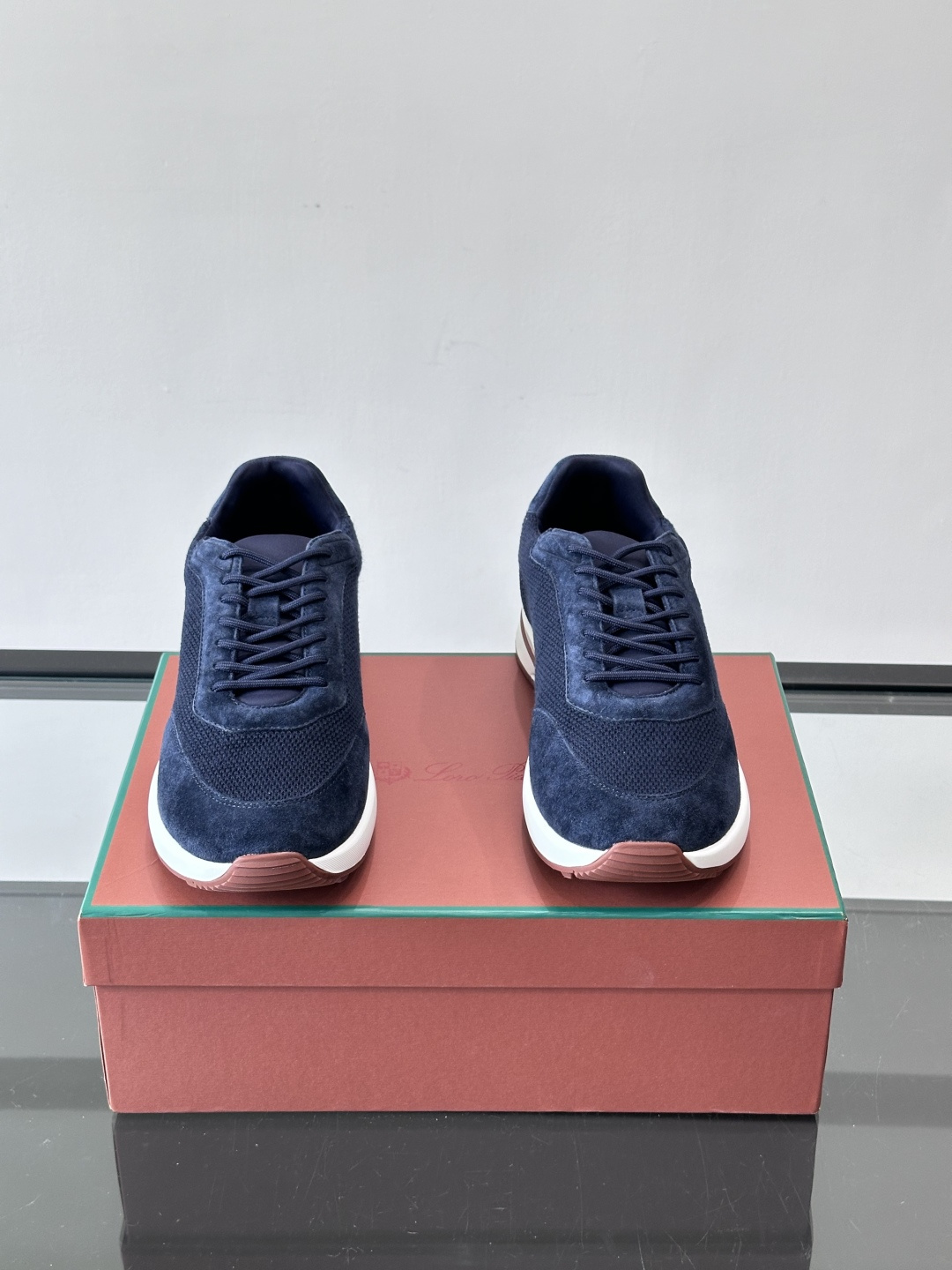 Loro Piana Week End Walk系列运动鞋，采用独家Pecora Nera®黑羊毛，原料