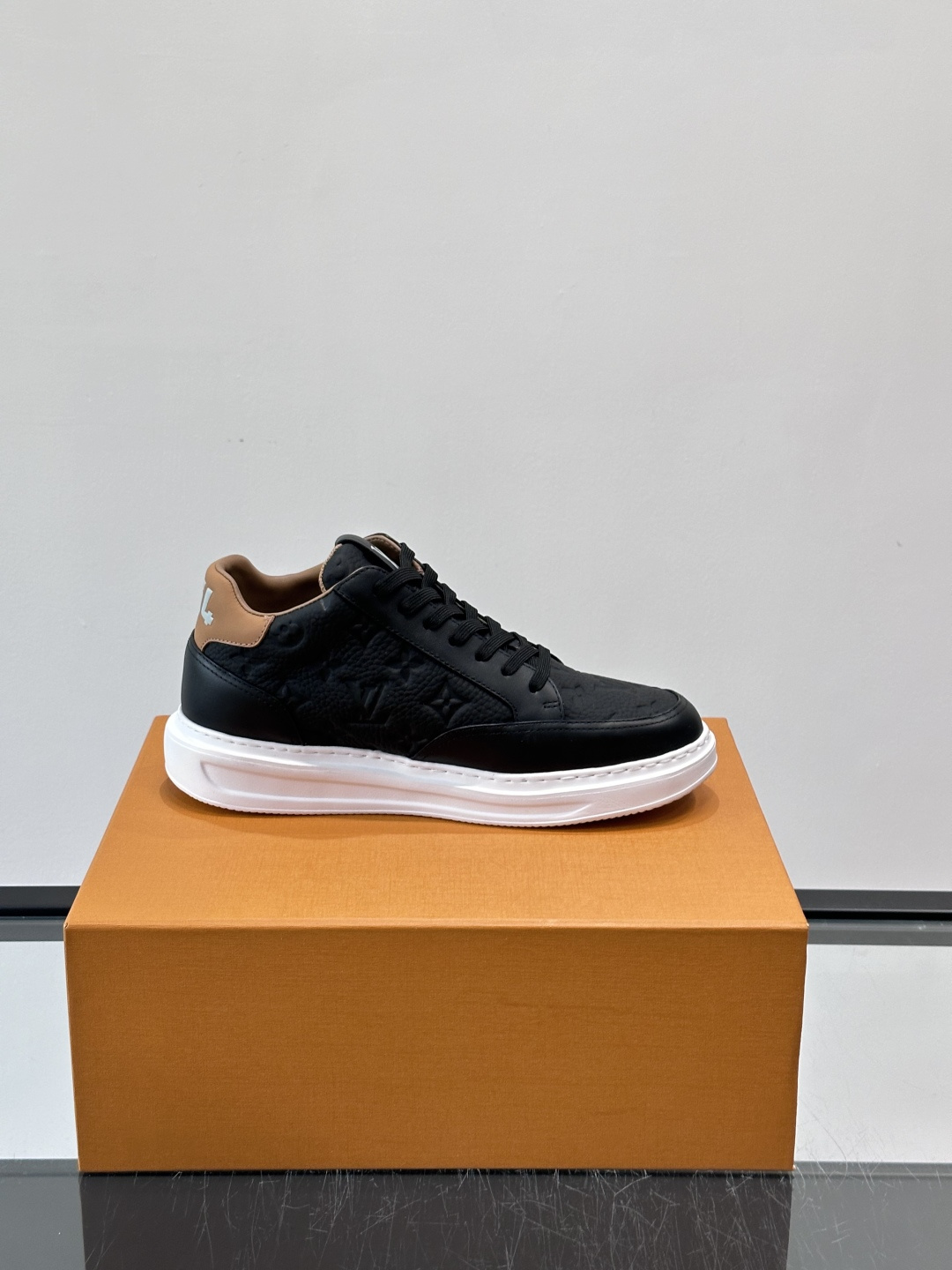 LV Beverly Hill中帮男士运动鞋，粒面牛皮革低调又有辨识度。橡胶鞋底厚实轻盈，加衬鞋垫+科技