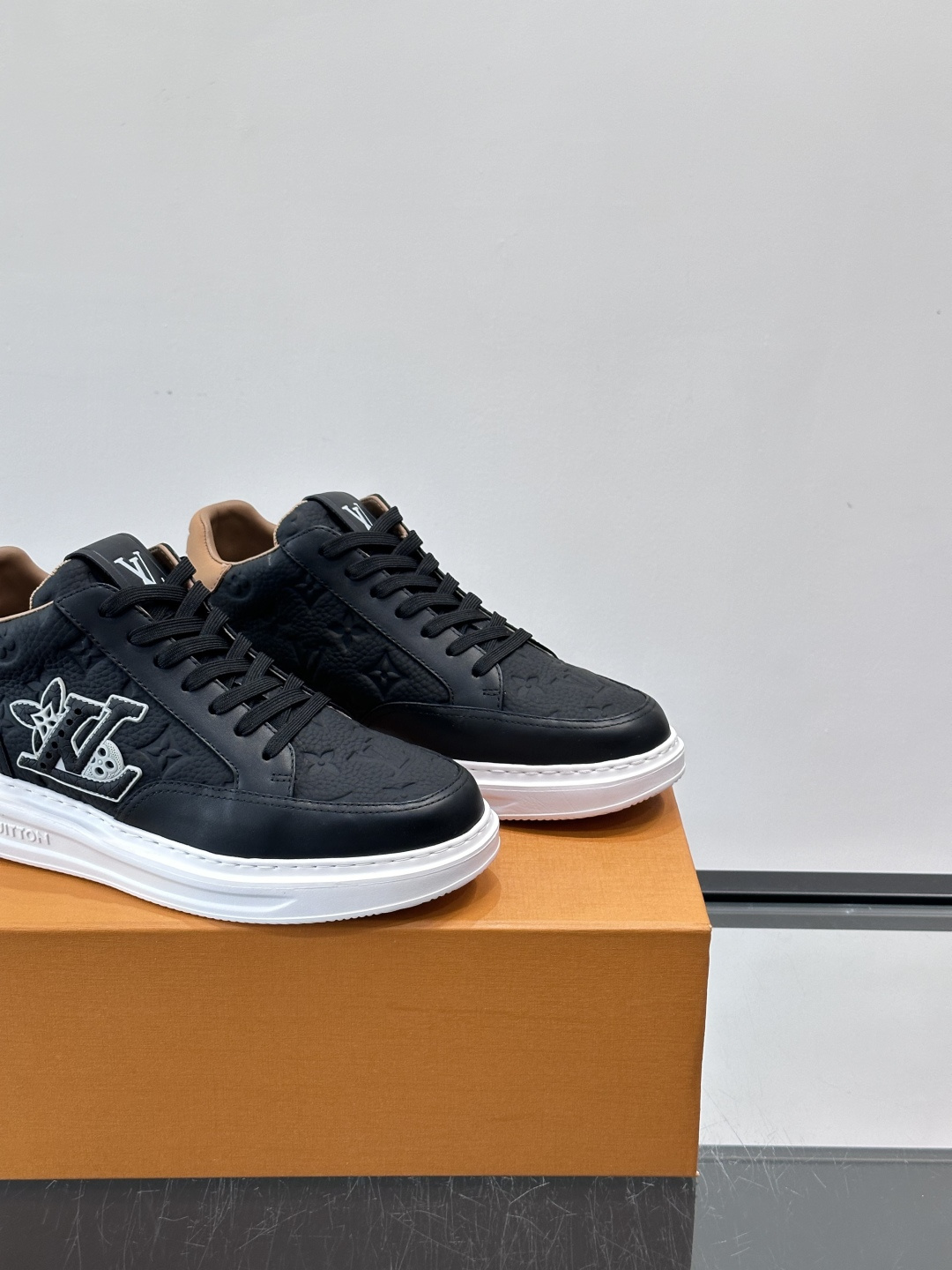 LV Beverly Hill中帮男士运动鞋，粒面牛皮革低调又有辨识度。橡胶鞋底厚实轻盈，加衬鞋垫+科技