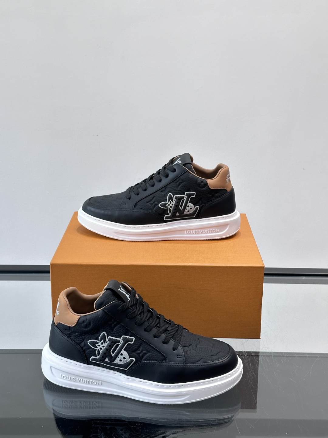 LV Beverly Hill中帮男士运动鞋，粒面牛皮革低调又有辨识度。橡胶鞋底厚实轻盈，加衬鞋垫+科技