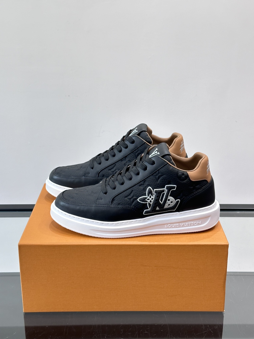 LV Beverly Hill中帮男士运动鞋，粒面牛皮革低调又有辨识度。橡胶鞋底厚实轻盈，加衬鞋垫+科技