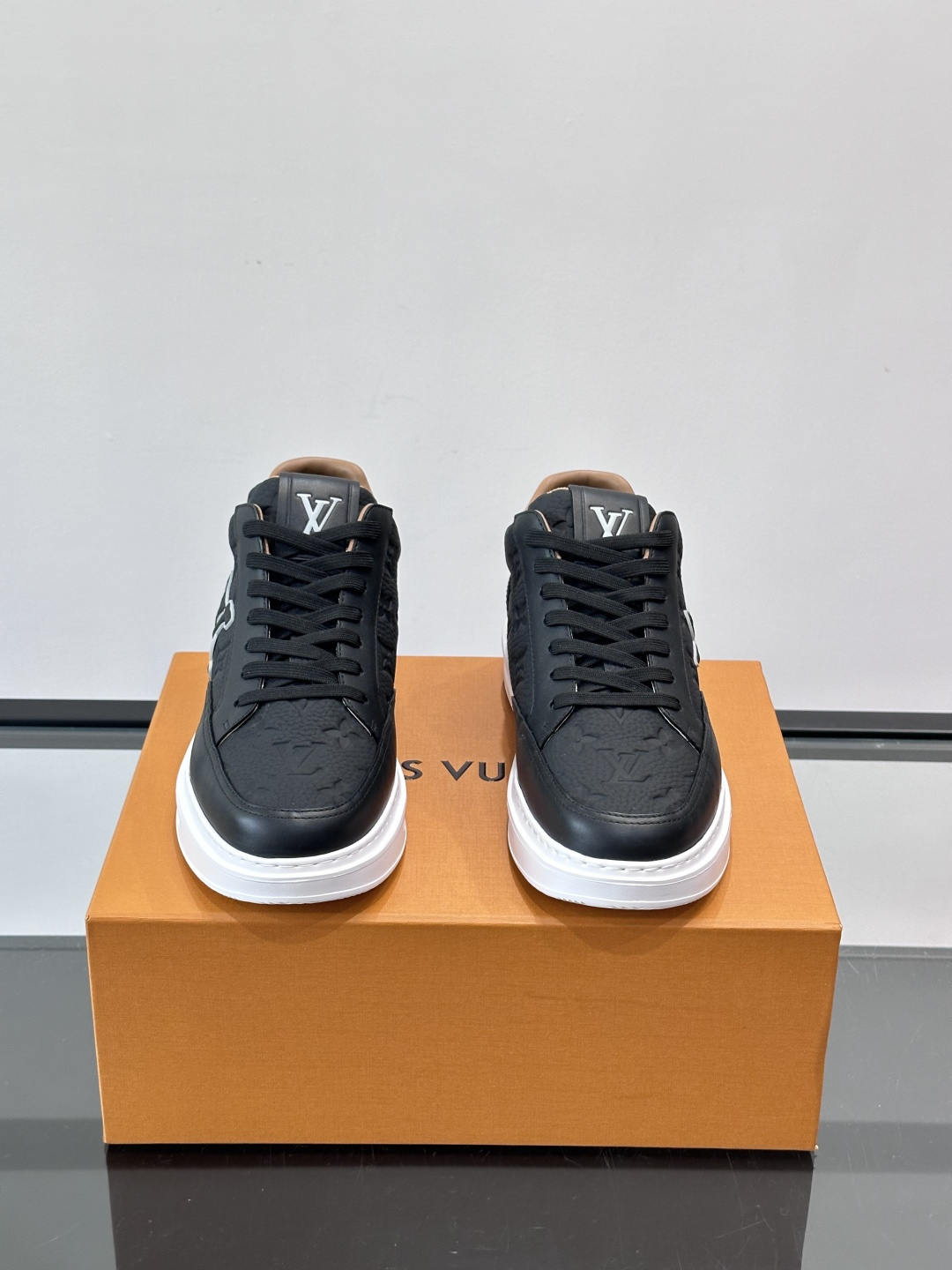 LV Beverly Hill中帮男士运动鞋，粒面牛皮革低调又有辨识度。橡胶鞋底厚实轻盈，加衬鞋垫+科技