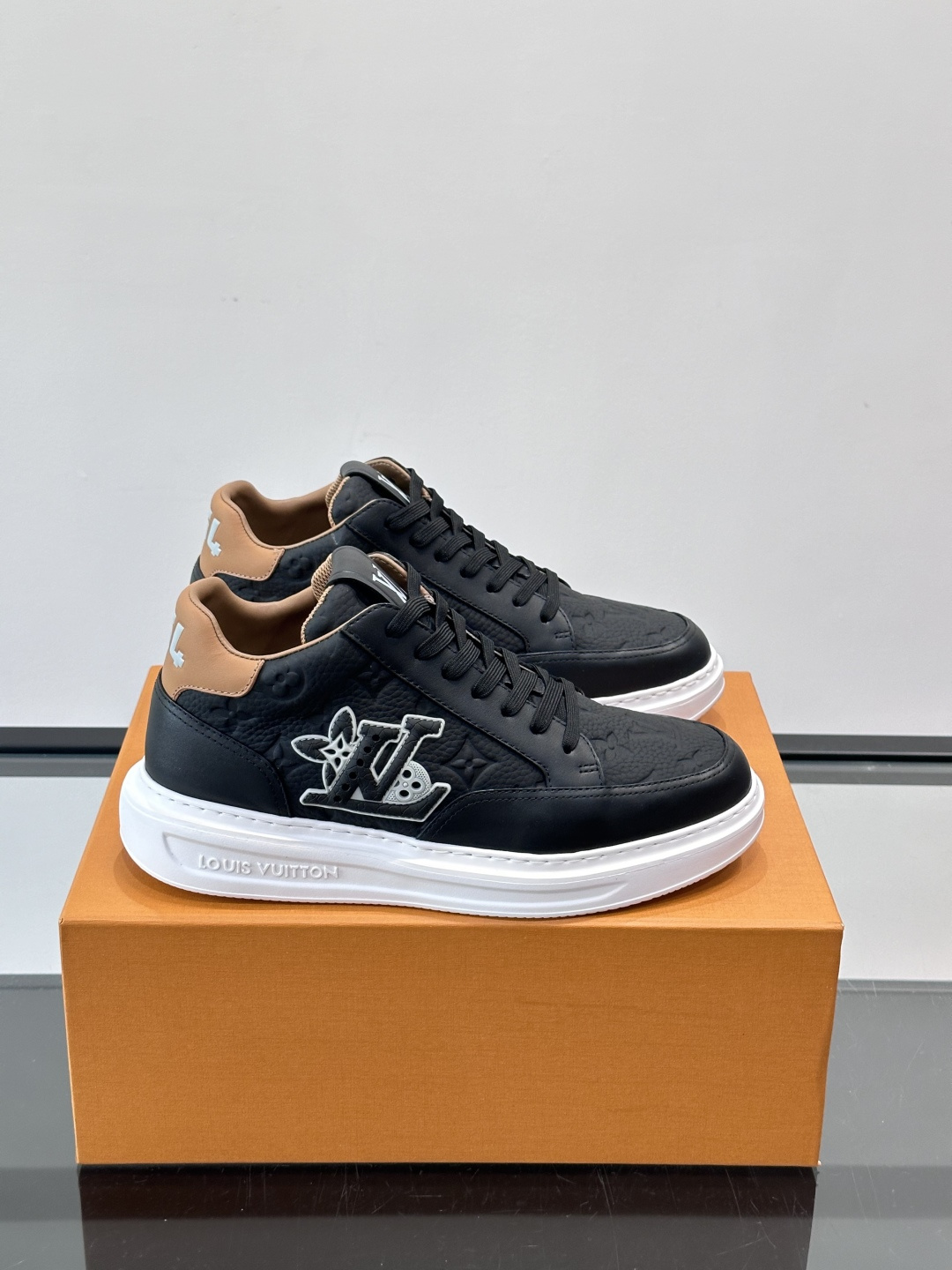 LV Beverly Hill中帮男士运动鞋，粒面牛皮革低调又有辨识度。橡胶鞋底厚实轻盈，加衬鞋垫+科技