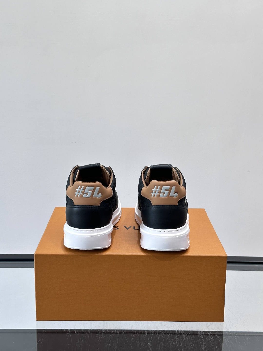 LV Beverly Hill中帮男士运动鞋，粒面牛皮革低调又有辨识度。橡胶鞋底厚实轻盈，加衬鞋垫+科技