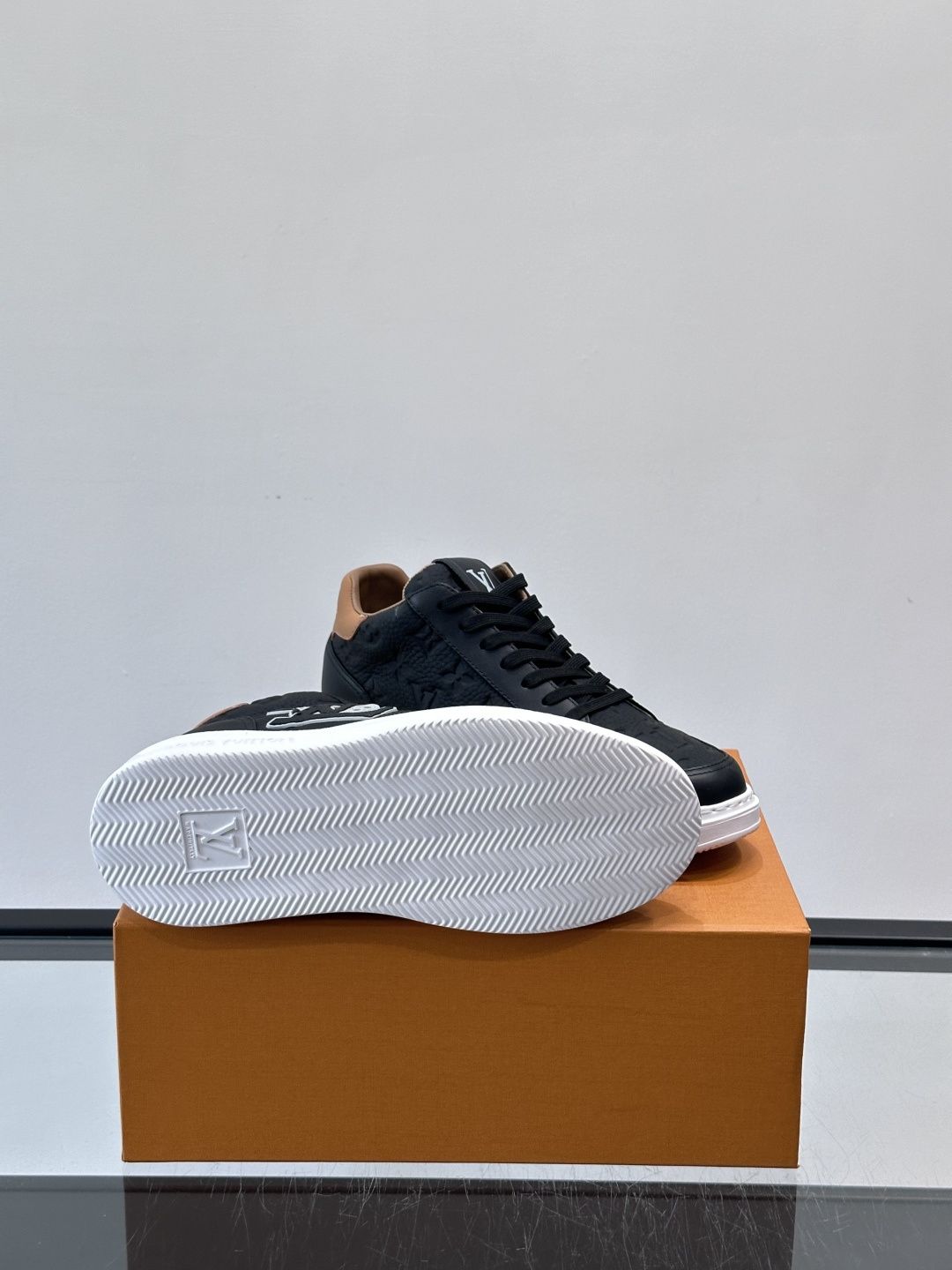 LV Beverly Hill中帮男士运动鞋，粒面牛皮革低调又有辨识度。橡胶鞋底厚实轻盈，加衬鞋垫+科技