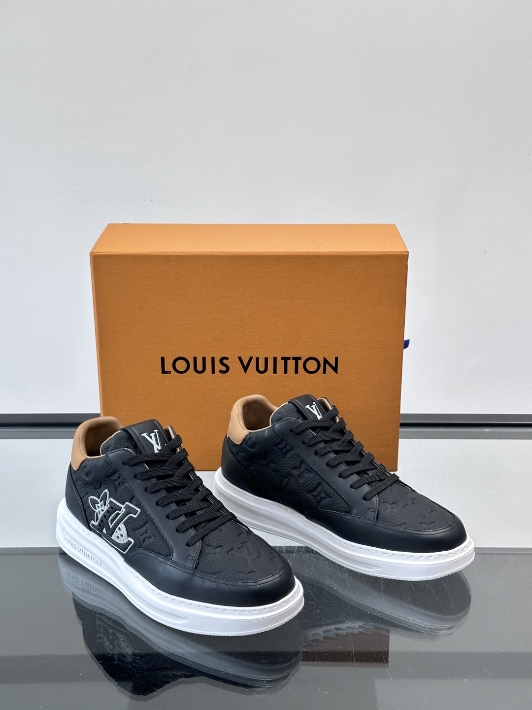 LV Beverly Hill中帮男士运动鞋，粒面牛皮革低调又有辨识度。橡胶鞋底厚实轻盈，加衬鞋垫+科技