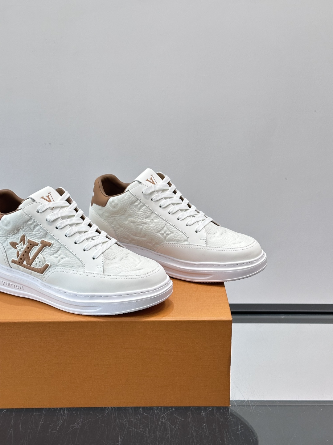 LV Beverly Hill中帮男士运动鞋，粒面牛皮革低调又有辨识度。橡胶鞋底厚实轻盈，加衬鞋垫+科技