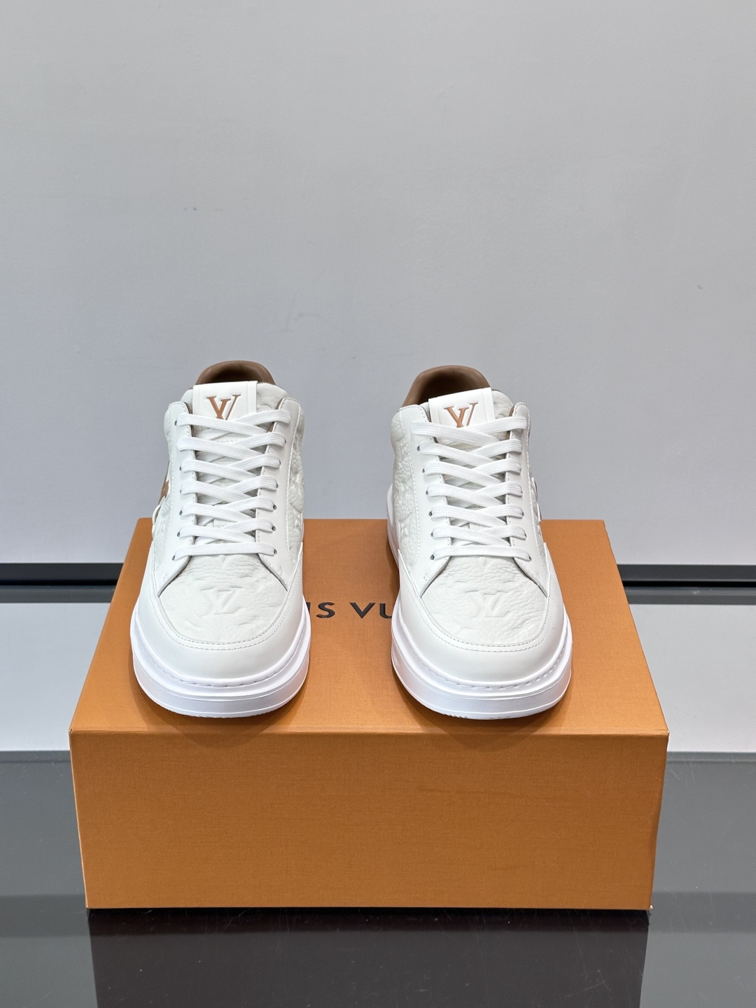 LV Beverly Hill中帮男士运动鞋，粒面牛皮革低调又有辨识度。橡胶鞋底厚实轻盈，加衬鞋垫+科技