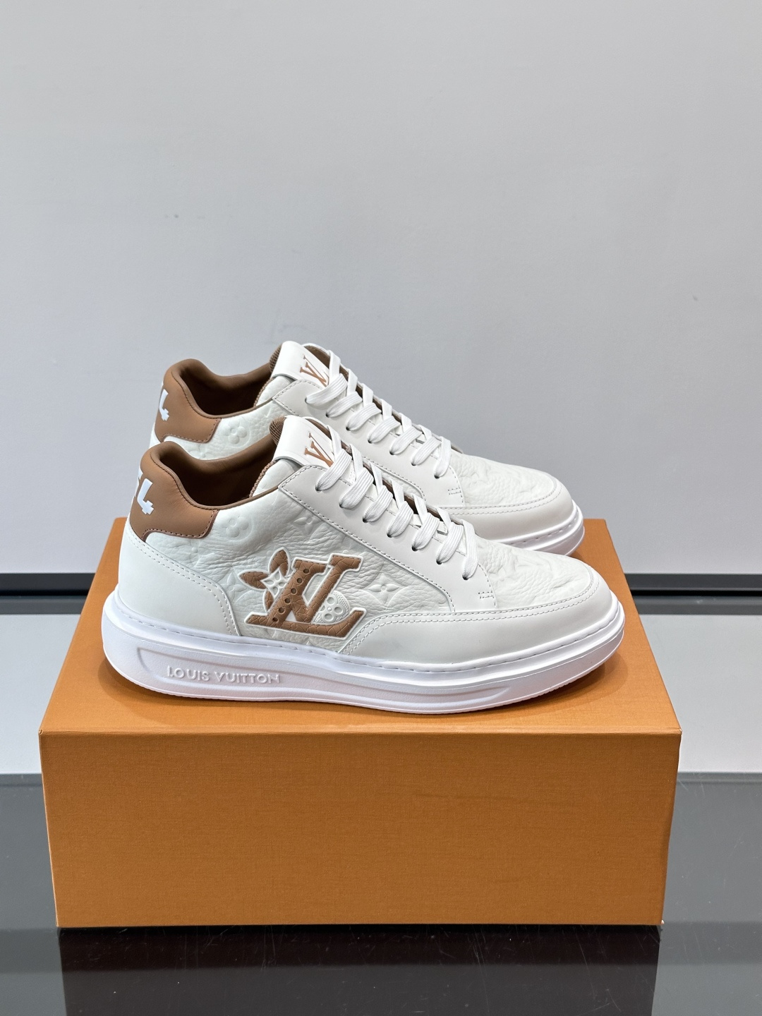 LV Beverly Hill中帮男士运动鞋，粒面牛皮革低调又有辨识度。橡胶鞋底厚实轻盈，加衬鞋垫+科技