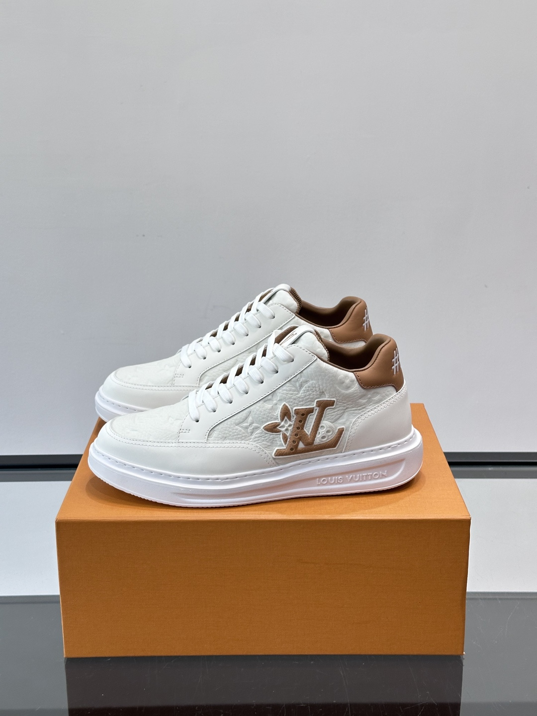 LV Beverly Hill中帮男士运动鞋，粒面牛皮革低调又有辨识度。橡胶鞋底厚实轻盈，加衬鞋垫+科技