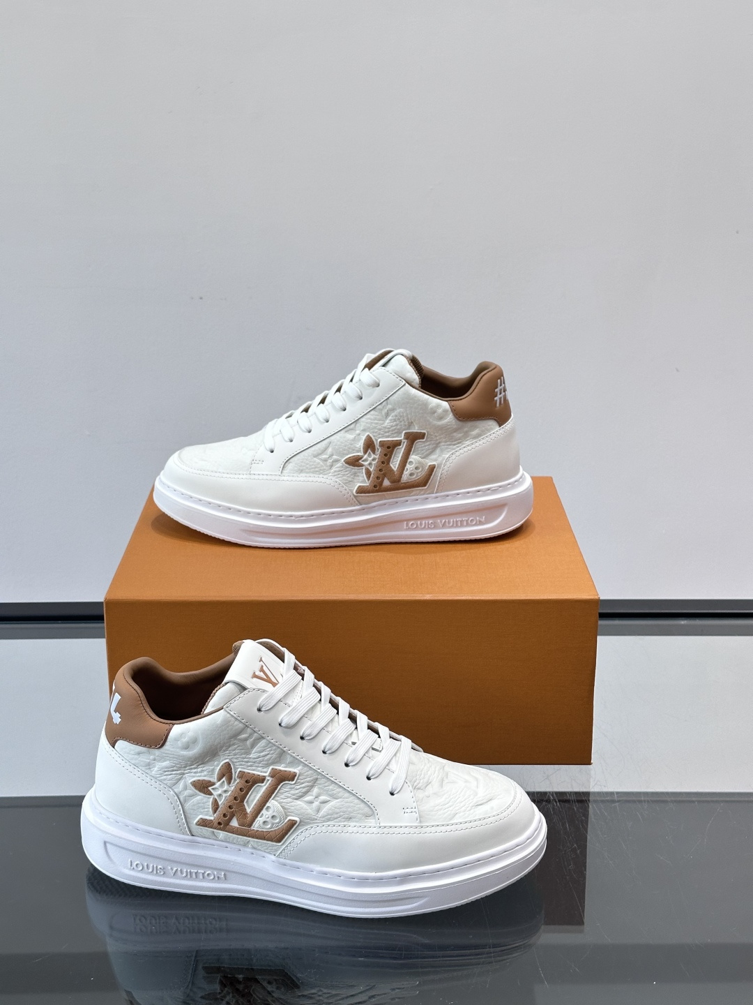 LV Beverly Hill中帮男士运动鞋，粒面牛皮革低调又有辨识度。橡胶鞋底厚实轻盈，加衬鞋垫+科技