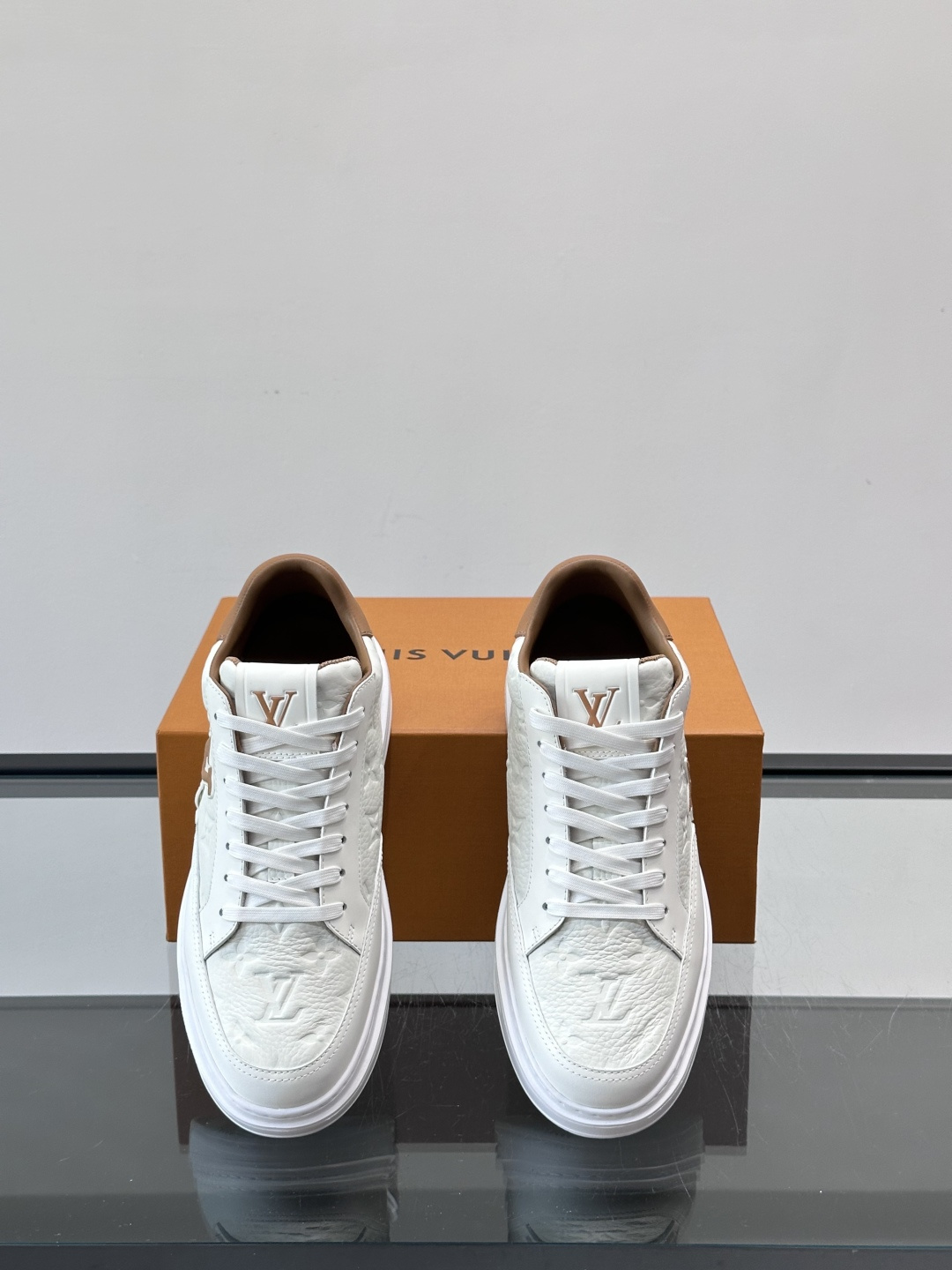 LV Beverly Hill中帮男士运动鞋，粒面牛皮革低调又有辨识度。橡胶鞋底厚实轻盈，加衬鞋垫+科技