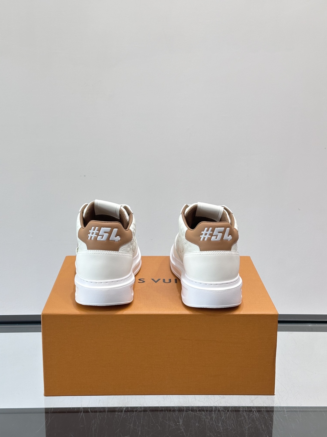 LV Beverly Hill中帮男士运动鞋，粒面牛皮革低调又有辨识度。橡胶鞋底厚实轻盈，加衬鞋垫+科技