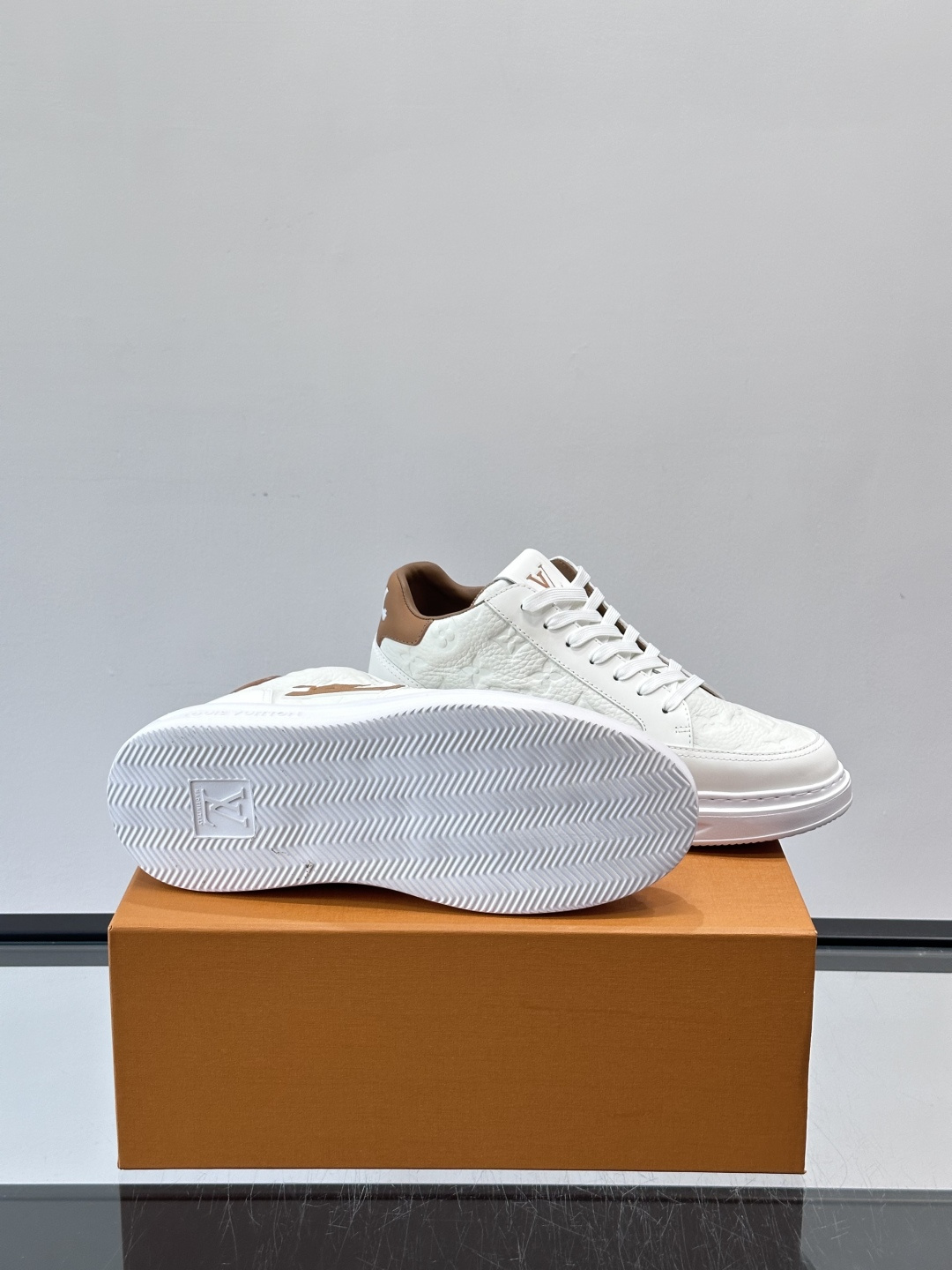 LV Beverly Hill中帮男士运动鞋，粒面牛皮革低调又有辨识度。橡胶鞋底厚实轻盈，加衬鞋垫+科技