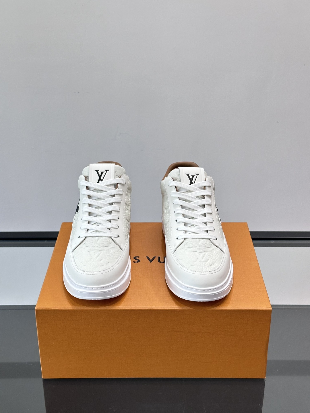 LV Beverly Hill中帮男士运动鞋，粒面牛皮革低调又有辨识度。橡胶鞋底厚实轻盈，加衬鞋垫+科技