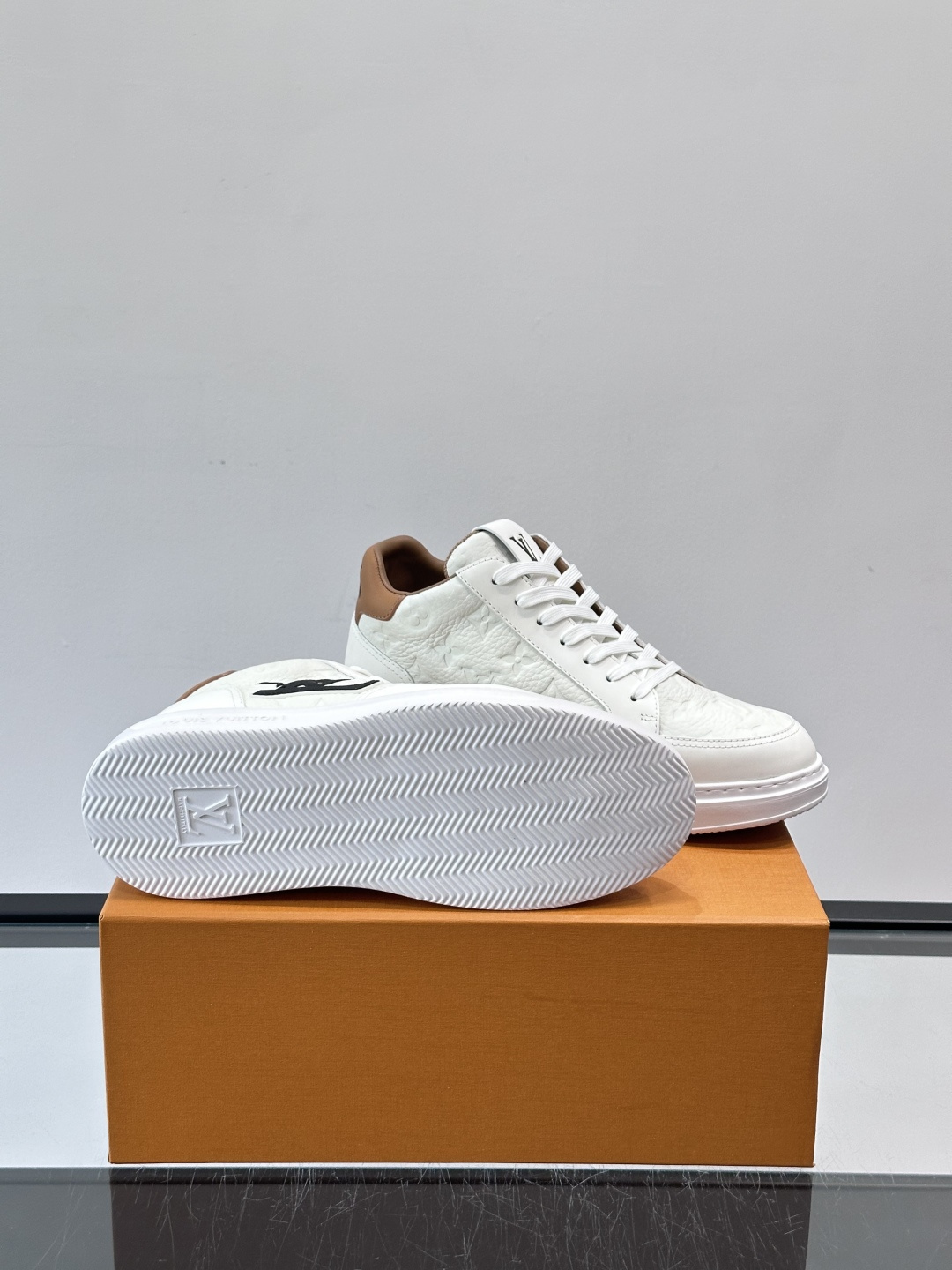 LV Beverly Hill中帮男士运动鞋，粒面牛皮革低调又有辨识度。橡胶鞋底厚实轻盈，加衬鞋垫+科技