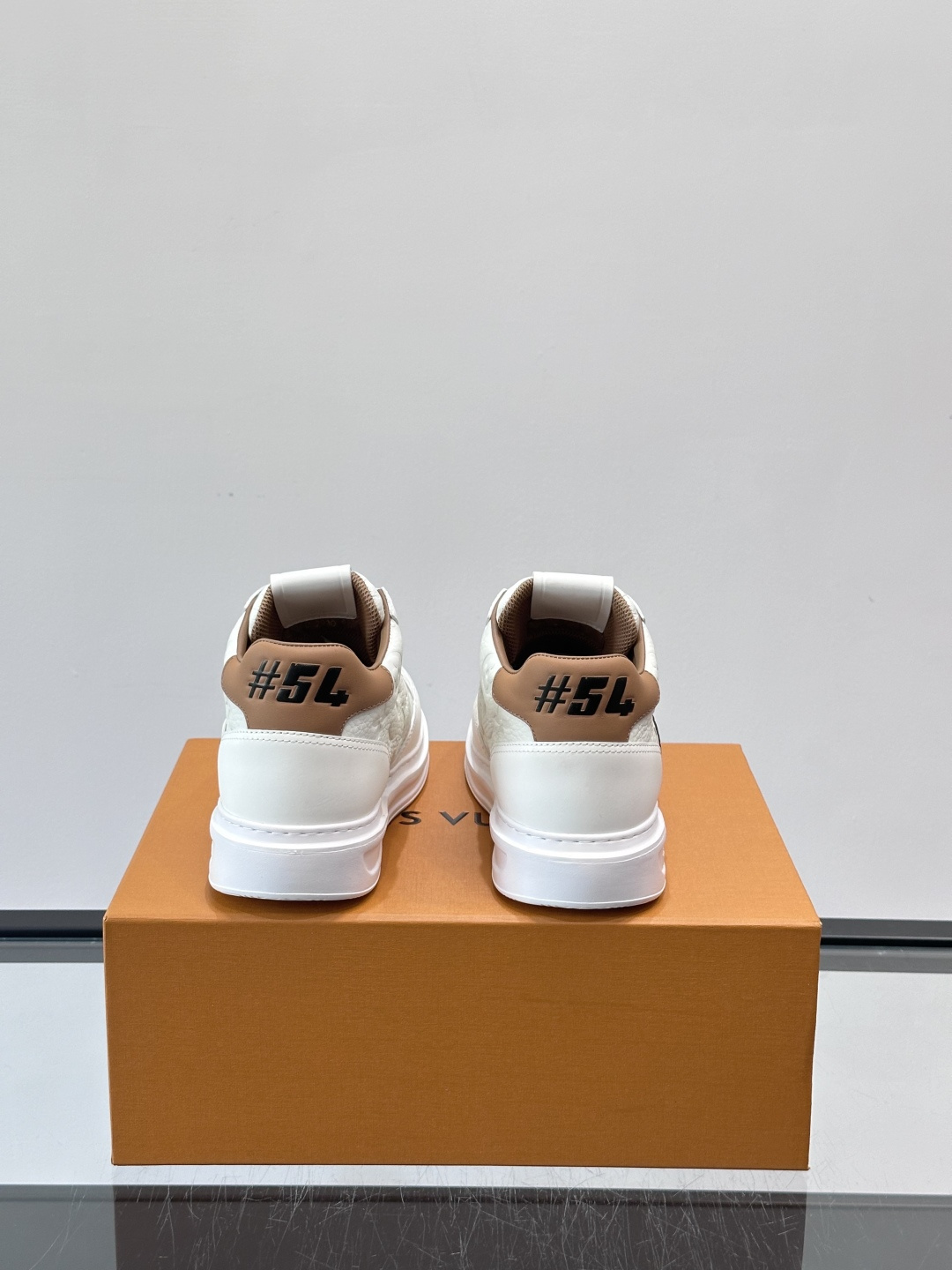 LV Beverly Hill中帮男士运动鞋，粒面牛皮革低调又有辨识度。橡胶鞋底厚实轻盈，加衬鞋垫+科技