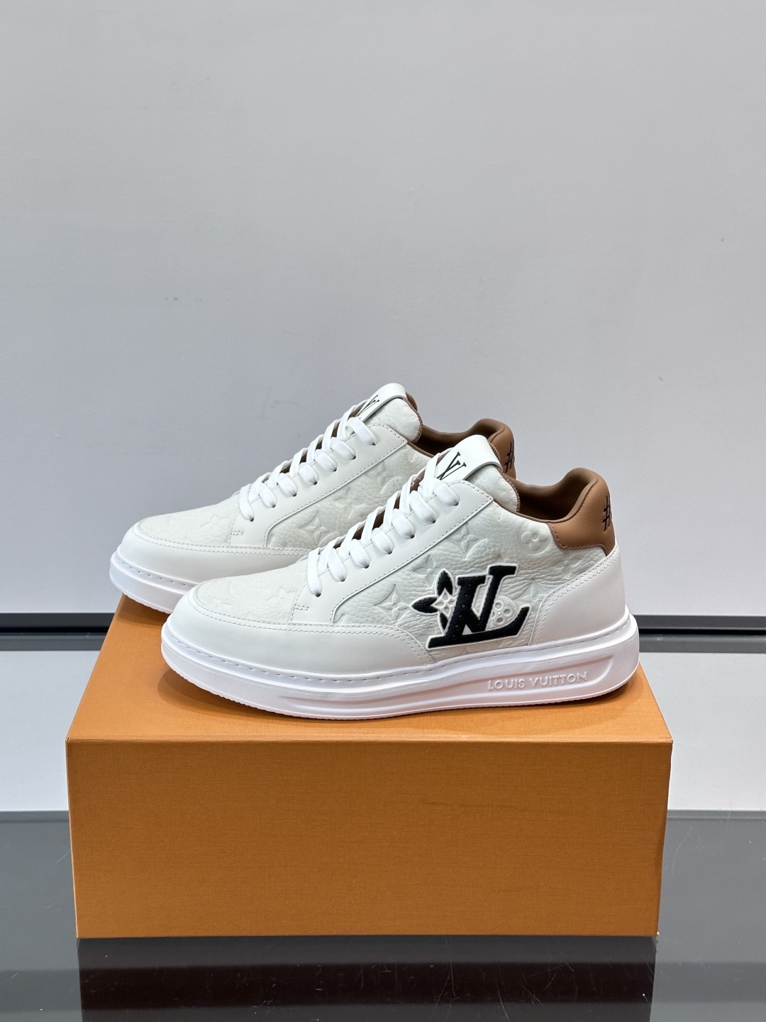 LV Beverly Hill中帮男士运动鞋，粒面牛皮革低调又有辨识度。橡胶鞋底厚实轻盈，加衬鞋垫+科技