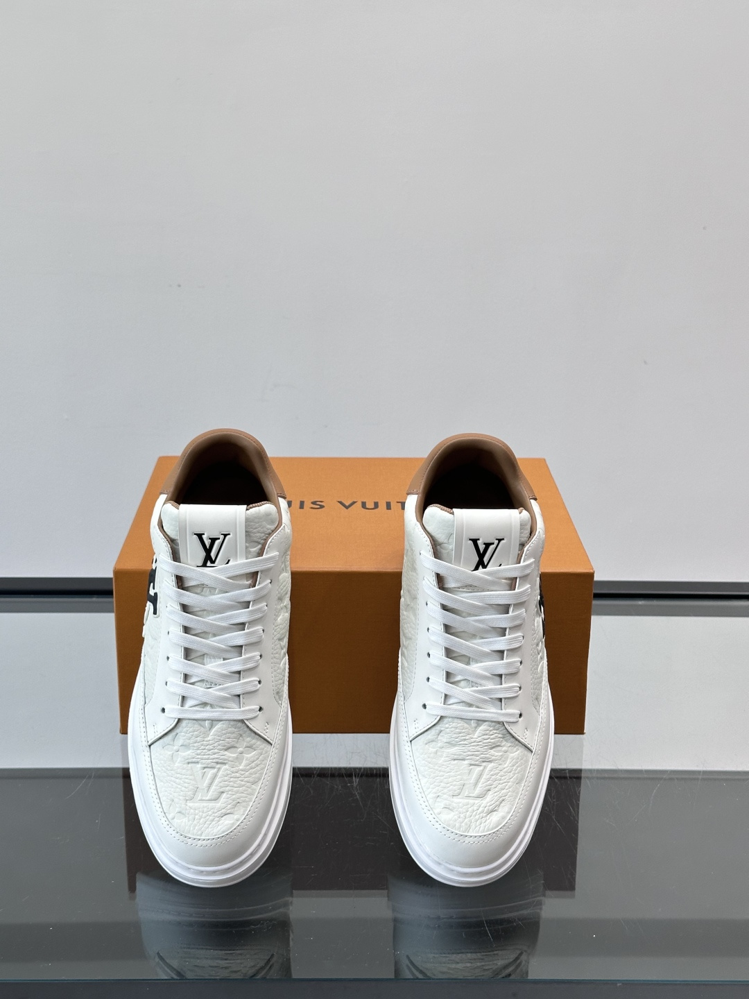 LV Beverly Hill中帮男士运动鞋，粒面牛皮革低调又有辨识度。橡胶鞋底厚实轻盈，加衬鞋垫+科技