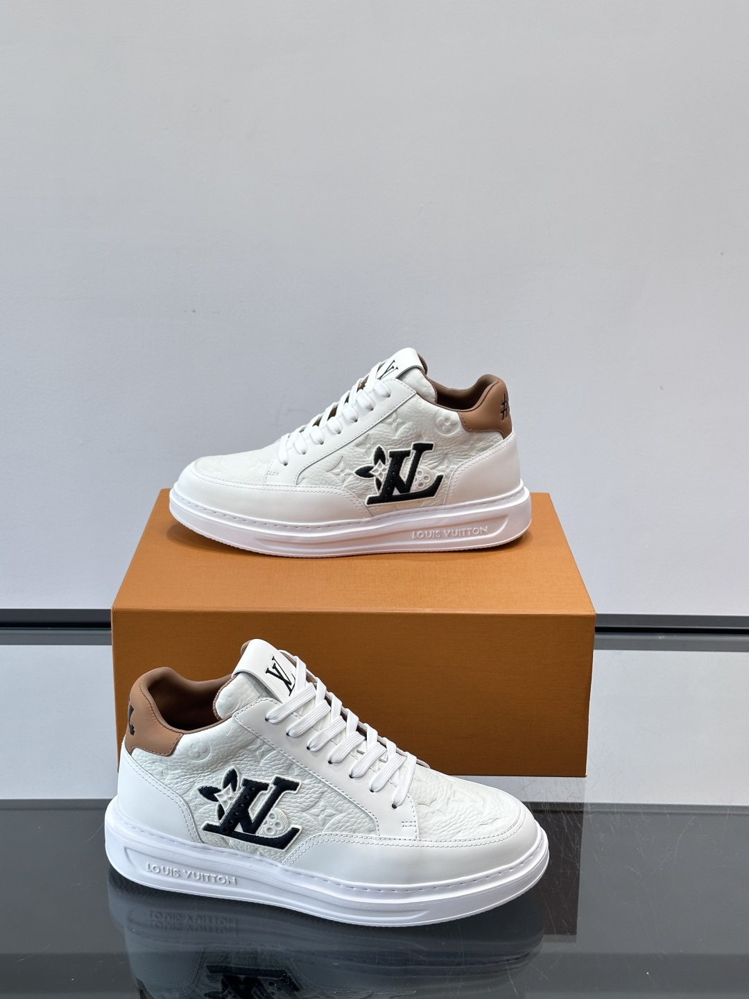 LV Beverly Hill中帮男士运动鞋，粒面牛皮革低调又有辨识度。橡胶鞋底厚实轻盈，加衬鞋垫+科技