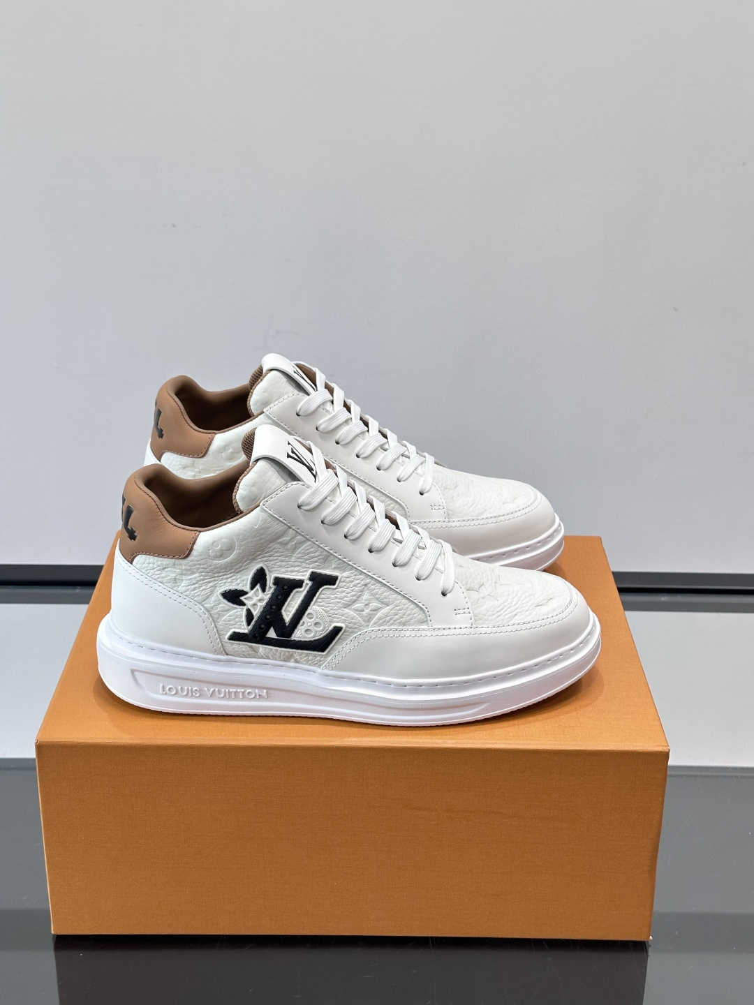 LV Beverly Hill中帮男士运动鞋，粒面牛皮革低调又有辨识度。橡胶鞋底厚实轻盈，加衬鞋垫+科技