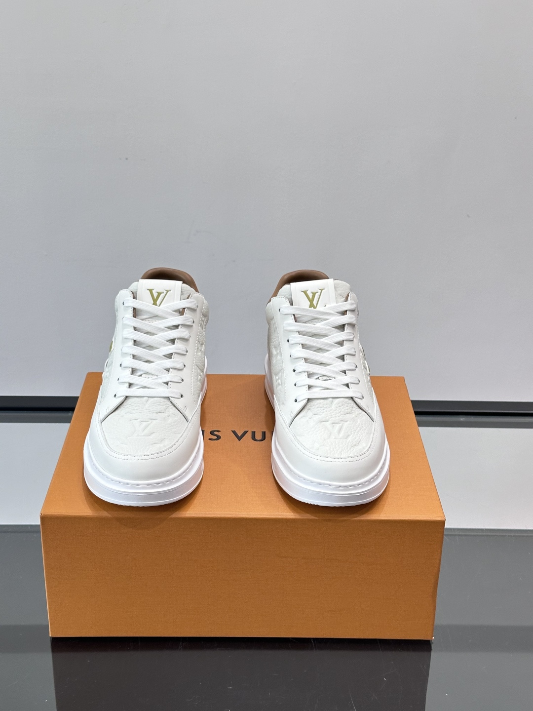 LV Beverly Hill中帮男士运动鞋，粒面牛皮革低调又有辨识度。橡胶鞋底厚实轻盈，加衬鞋垫+科技