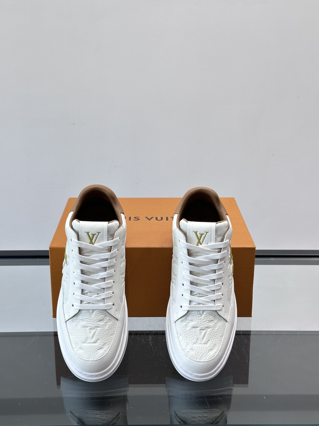 LV Beverly Hill中帮男士运动鞋，粒面牛皮革低调又有辨识度。橡胶鞋底厚实轻盈，加衬鞋垫+科技